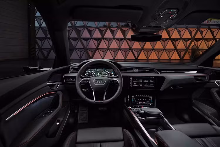 Không chỉ mang đến cảm giác giống xe xăng hơn ô tô điện, lưới tản nhiệt này còn có thể đóng/mở tự động để tối ưu hóa luồng không khí. Ngoài ra, lưới tản nhiệt còn đi kèm logo hình 4 vòng tròn đặc trưng của thương hiệu Audi và dải đèn LED định vị ban ngày nằm ngang.