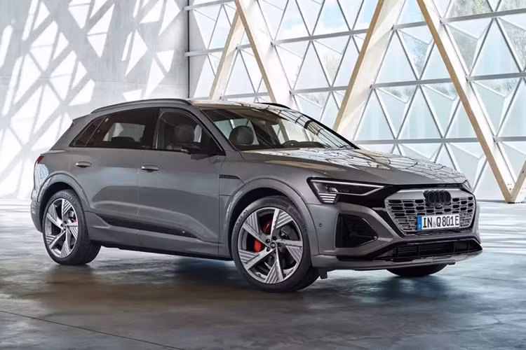 Vào hồi tháng 4/2023, tại sự kiện Audi House Of Progress tổ chức ở Singapore, mẫu SUV điện hạng sang Q8 e-Tron đã được mang đến trưng bày. Cũng trong sự kiện này, thông tin về việc Audi Q8 e-Tron 2024 bán tại Việt Nam đã được công bố.