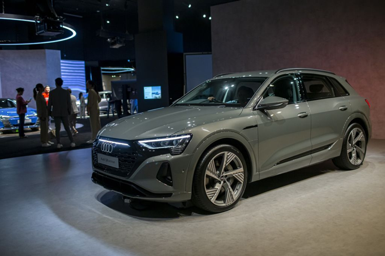 Nhờ đó, Audi Q8 e-Tron 2024 về Việt Nam có thể chạy được 494 km nhờ cụm pin 106 kWh. Audi Q8 e-Tron tương thích với cả sạc nhanh và sạc chậm. Thời gian sạc pin từ 10% - 80% bằng bộ sạc nhanh rơi vào khoảng 31 phút.