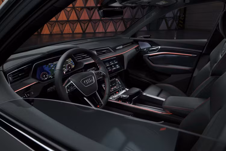 Bên cạnh đó là đèn pha LED ma trận đặc trưng của xe Audi, tích hợp dải đèn LED định vị ban ngày sắc sảo. Điểm nhấn tiếp theo ở ngoại hình của mẫu SUV hạng sang này là bộ vành hợp kim 22 inch với thiết kế 5 chấu mới. Trong khi đó, khu vực phía sau của Audi Q8 e-tron không thay đổi thiết kế so với phiên bản cũ.