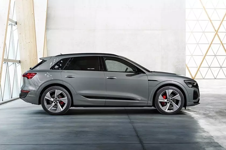 Audi Q8 e-Tron trên thực tế chính là phiên bản nâng cấp và đổi tên của dòng xe e-Tron SUV. So với phiên bản cũ, xe không chỉ đổi tên mà còn được cải tiến nhẹ về mặt thiết kế. Theo đó, Audi Q8 e-tron được trang bị lưới tản nhiệt mới với họa tiết tổ ong.