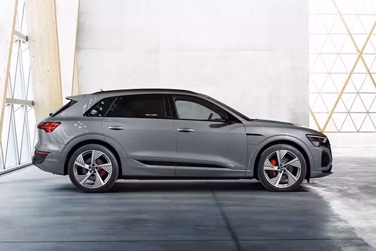 Audi Q8 e-Tron trên thực tế chính là phiên bản nâng cấp và đổi tên của dòng xe e-Tron SUV. So với phiên bản cũ, xe không chỉ đổi tên mà còn được cải tiến nhẹ về mặt thiết kế. Theo đó, Audi Q8 e-tron được trang bị lưới tản nhiệt mới với họa tiết tổ ong.