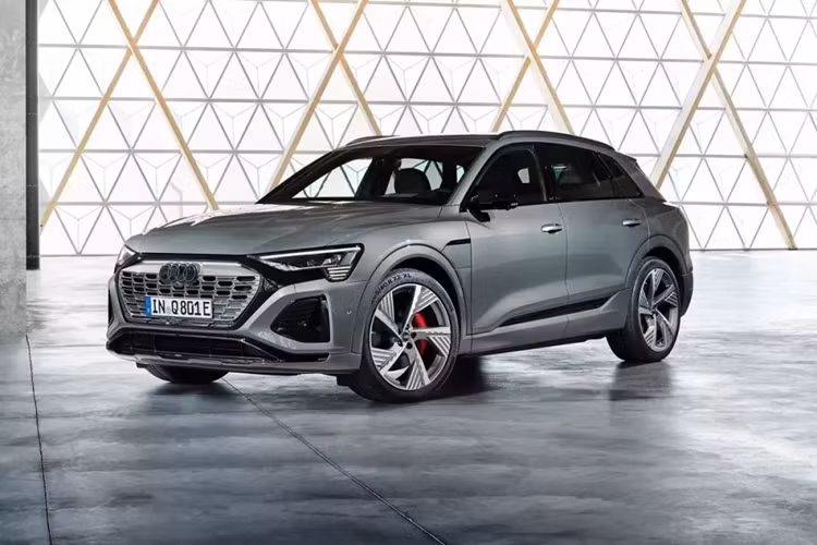 Tuy nhiên, phải đến hơn 1 năm sau, mẫu SUV thuần điện Audi Q8 e-Tron 2024 mới chuẩn bị ra mắt thị trường Việt Nam. Theo đó, hãng Audi sẽ giới thiệu mẫu xe này với khách hàng trong nước vào ngày 18/6/2024 tới đây. Q8 e-Tron sẽ là mẫu xe điện thứ ba mà thương hiệu Audi phân phối chính hãng ở Việt Nam, sau e-tron và e-tron GT.