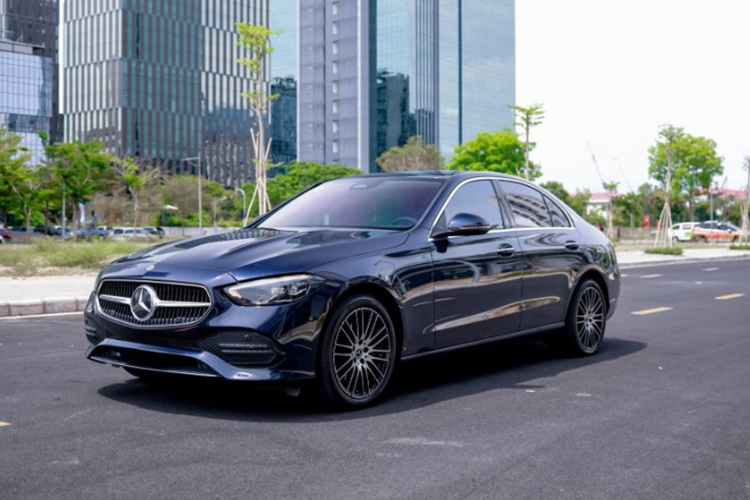 Là một trong những dòng xe sedan hạng sang được yêu thích nhất tại thị trường Việt Nam, Mercedes-Benz C-Class thế hệ mới chính thức ra mắt từ tháng 4/2022 với sự nâng cấp toàn diện về cả thiết kế lẫn công nghệ tiên tiến nhất, đi cùng giao diện nội thất hoàn toàn khác biệt so với thế hệ tiền nhiệm.