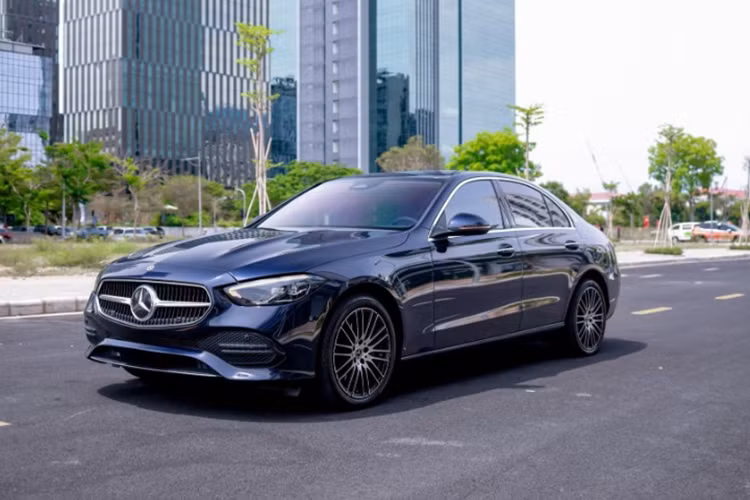 Là một trong những dòng xe sedan hạng sang được yêu thích nhất tại thị trường Việt Nam, Mercedes-Benz C-Class thế hệ mới chính thức ra mắt từ tháng 4/2022 với sự nâng cấp toàn diện về cả thiết kế lẫn công nghệ tiên tiến nhất, đi cùng giao diện nội thất hoàn toàn khác biệt so với thế hệ tiền nhiệm.