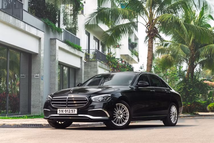 Ở phiên bản này, xe đã được chuyển sang lắp ráp trong nước thay vì nhập khẩu nguyên chiếc. Nằm bên dưới nắp ca-pô của Mercedes-Benz C200 Avantgarde và C200 Avantgarde Plus là động cơ xăng 4 xi-lanh, dung tích 1.5L với sự hỗ trợ của công nghệ mild hybrid EQ Boost.