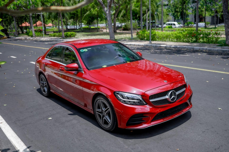 Cụ thể, Mercedes-Benz C 200 Avantgarde và C 300 AMG được hãng giảm giá 210 triệu đồng. Giá xe giờ đây chỉ còn 1,389 tỷ và 1,889 tỷ đồng. Mức giảm tương ứng của Mercedes-Benz C 200 Avantgarde Plus là 260 triệu đồng. Giá xe giờ đây chỉ còn 1,589 tỷ đồng.