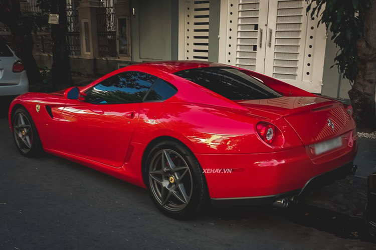 Cung cấp sức mạnh cho Ferrari 360 Spider là động cơ V8, dung tích 3.6 lít, hút khí tự nhiên, cho công suất 400 mã lực và mô-men xoắn 373 Nm, đi kèm hệ dẫn động cầu sau. Xe có thể tăng tốc 0-100km/h trong 4,5 giây và đạt vận tốc tối đa 288km/h.