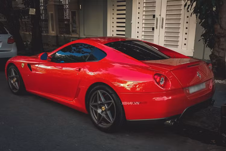 Cung cấp sức mạnh cho Ferrari 360 Spider là động cơ V8, dung tích 3.6 lít, hút khí tự nhiên, cho công suất 400 mã lực và mô-men xoắn 373 Nm, đi kèm hệ dẫn động cầu sau. Xe có thể tăng tốc 0-100km/h trong 4,5 giây và đạt vận tốc tối đa 288km/h.