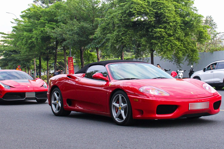 Nhưng đến năm 2016 khi về chung nhà với "vua cà phê" Trung Nguyên, Ferrari 599 GTB Fiorano lại được đổi màu “áo” sang xanh quân đội và trắng. Đến năm 2021, chiếc Ferrari 599 GTB Fiorano được “ông trùm cà phê” bán lại cho một showroom. Sau khi “sang tay” chủ mới, xe đã được trả lại màu “áo” đỏ nguyên bản.