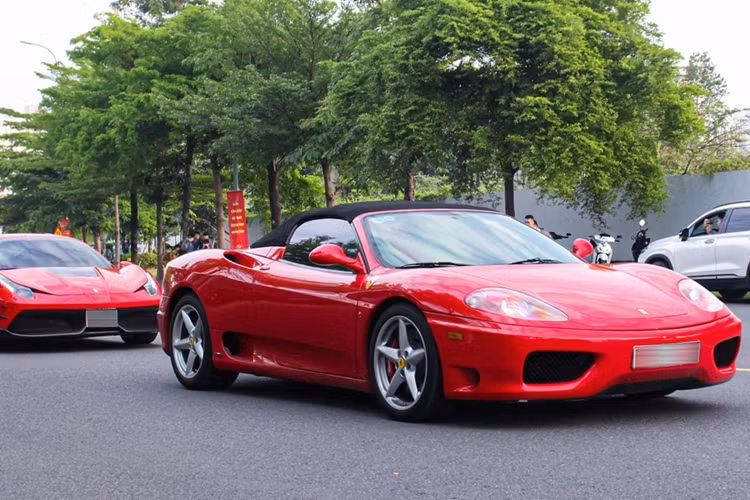 Nhưng đến năm 2016 khi về chung nhà với "vua cà phê" Trung Nguyên, Ferrari 599 GTB Fiorano lại được đổi màu “áo” sang xanh quân đội và trắng. Đến năm 2021, chiếc Ferrari 599 GTB Fiorano được “ông trùm cà phê” bán lại cho một showroom. Sau khi “sang tay” chủ mới, xe đã được trả lại màu “áo” đỏ nguyên bản.