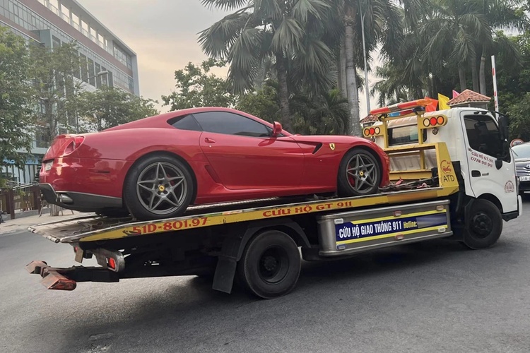 Là mẫu xe kế nhiệm của Ferrari 575 Maranello, Ferrari 599 GTB Fiorano sở hữu những đường nét thiết kế bay bổng, cuốn hút nhờ bàn tay danh tiếng Pininfarina, cụ thể là dưới sự chỉ đạo của nhà thiết kế Frank Stephenson.