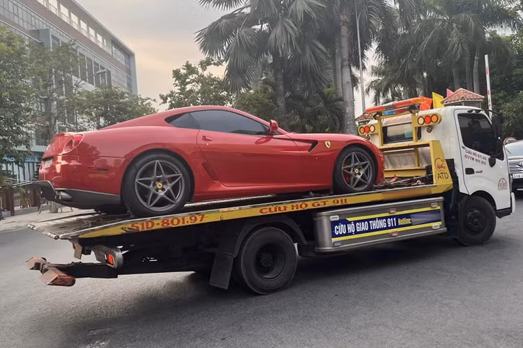Là mẫu xe kế nhiệm của Ferrari 575 Maranello, Ferrari 599 GTB Fiorano sở hữu những đường nét thiết kế bay bổng, cuốn hút nhờ bàn tay danh tiếng Pininfarina, cụ thể là dưới sự chỉ đạo của nhà thiết kế Frank Stephenson.