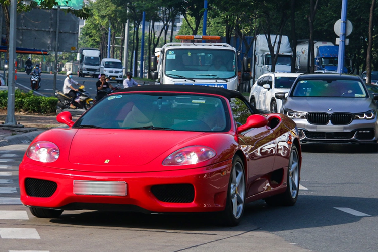 Ferrari 599 GTB Fiorano có hệ thống khe hướng gió đặt dưới gầm kết hợp cùng phía trước và sau giúp tăng thêm lực ép xuống mặt đường khi chạy ở tốc độ cao. Mẫu xe này không có cánh gió đuôi, điều này nhờ vào thiết kế cột C "flying buttress" hỗ trợ tạo lực ép cho phía sau.