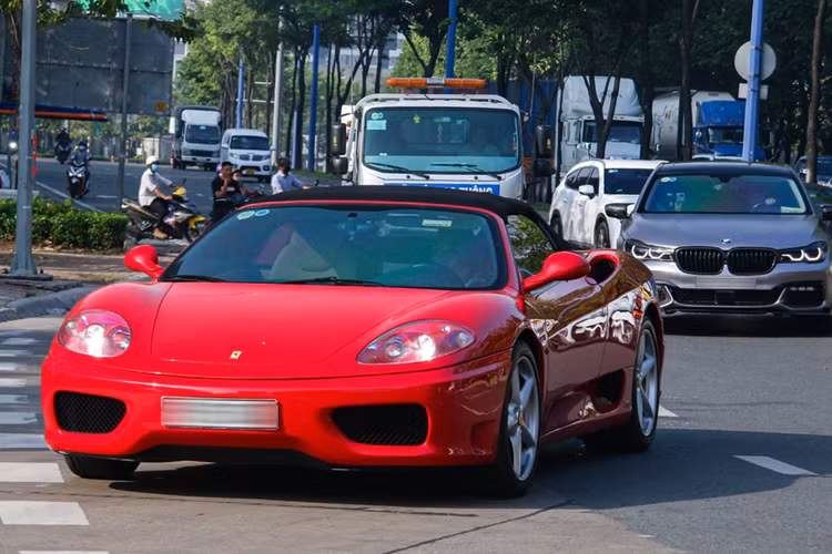 Ferrari 599 GTB Fiorano có hệ thống khe hướng gió đặt dưới gầm kết hợp cùng phía trước và sau giúp tăng thêm lực ép xuống mặt đường khi chạy ở tốc độ cao. Mẫu xe này không có cánh gió đuôi, điều này nhờ vào thiết kế cột C "flying buttress" hỗ trợ tạo lực ép cho phía sau.