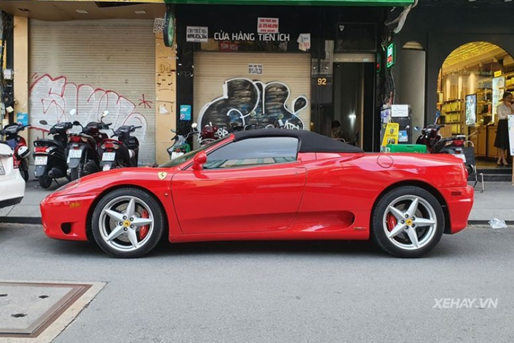 Chiếc Ferrari 360 Spider hàng hiếm là biến thể mui mềm của mẫu 360 Modena, xe có chiều dài 4.477 mm, chiều rộng 1.922 mm, cao 1.235 mm và trục cơ sở xe là 2.600 mm.
