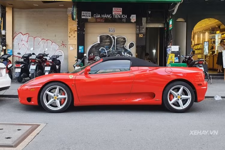 Chiếc Ferrari 360 Spider hàng hiếm là biến thể mui mềm của mẫu 360 Modena, xe có chiều dài 4.477 mm, chiều rộng 1.922 mm, cao 1.235 mm và trục cơ sở xe là 2.600 mm.