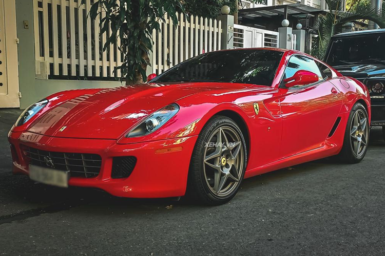 Xe được thiết kế kiểu khung chắn gió trước, khoang động cơ của Ferrari 360 Spider đã được làm đặc biệt hơn so với phiên bản mui cứng để giảm độ ồn từ động cơ đến vị trí người lái. Trong khi đó, phần đầu và hai bên sườn xe được tô điểm bởi những hốc gió lớn, tăng khả năng hút gió đến khoang động cơ.