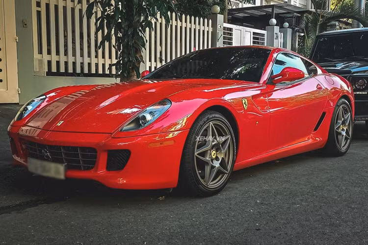 Xe được thiết kế kiểu khung chắn gió trước, khoang động cơ của Ferrari 360 Spider đã được làm đặc biệt hơn so với phiên bản mui cứng để giảm độ ồn từ động cơ đến vị trí người lái. Trong khi đó, phần đầu và hai bên sườn xe được tô điểm bởi những hốc gió lớn, tăng khả năng hút gió đến khoang động cơ.