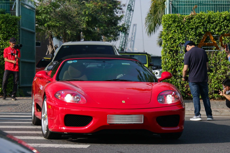 Cũng giống như chiếc Ferrari 360 Spider, chiếc siêu xe Ferrari 599 GTB Fiorano này cũng từng thuộc sở hữu của “vua cafe”. Xe về Việt Nam từ 2009 và được khoác lên mình "bộ cánh" màu đỏ Rosso Corsa đặc trưng của thương hiệu “ngựa chồm”.