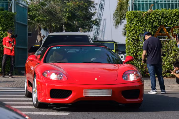 Cũng giống như chiếc Ferrari 360 Spider, chiếc siêu xe Ferrari 599 GTB Fiorano này cũng từng thuộc sở hữu của “vua cafe”. Xe về Việt Nam từ 2009 và được khoác lên mình "bộ cánh" màu đỏ Rosso Corsa đặc trưng của thương hiệu “ngựa chồm”.