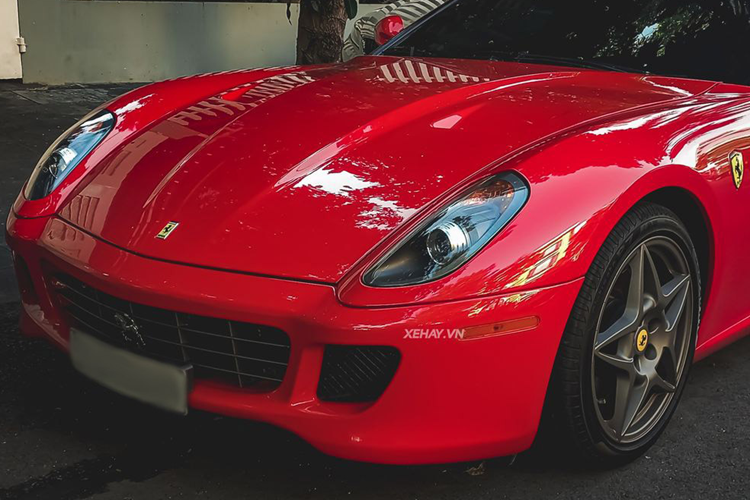 Chiếc Ferrari 360 Spider (màu đỏ) này từng là một thành viên trong garage của ông Đặng Lê Nguyên Vũ, nhưng vào tháng 8/2019 ông Vũ đã bán xe cho một showroom tư nhân chuyên kinh doanh siêu xe ở TP. HCM.