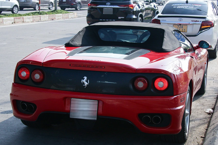 "Trái tim" của Ferrari 599 GTB là động cơ hút khí tự nhiên V12 dung tích 6.0L, sản sinh công suất 612 mã lực và mô-men xoắn cực đại 608 Nm. Kết hợp với hộp số sàn 6 cấp, siêu xe Ý có thể chạy nước rút từ 0-100 km/h chỉ trong 3,7 giây, trước khi cán tốc độ tối đa 330 km/h.