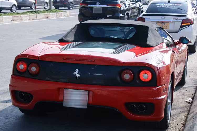 "Trái tim" của Ferrari 599 GTB là động cơ hút khí tự nhiên V12 dung tích 6.0L, sản sinh công suất 612 mã lực và mô-men xoắn cực đại 608 Nm. Kết hợp với hộp số sàn 6 cấp, siêu xe Ý có thể chạy nước rút từ 0-100 km/h chỉ trong 3,7 giây, trước khi cán tốc độ tối đa 330 km/h.