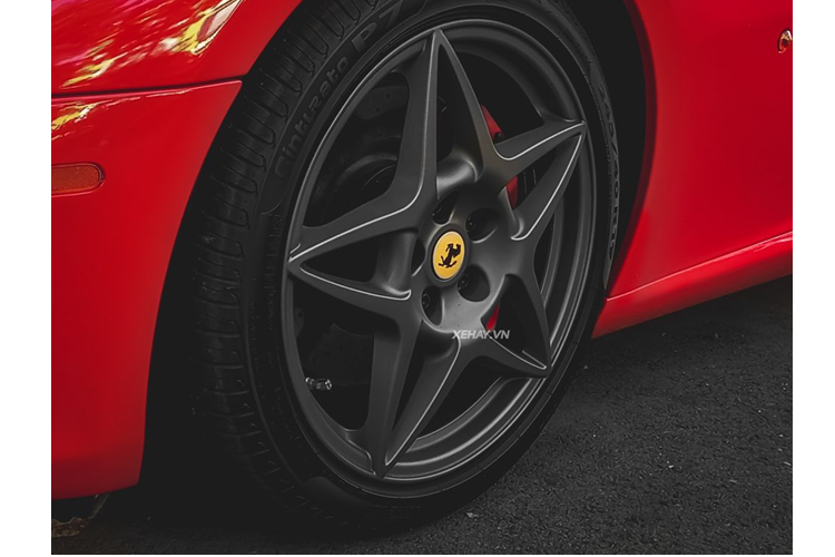 Sau nhiều năm, xe vẫn giữ nguyên tông màu đỏ tươi ở ngoại thất, nhưng đã được "đeo giày" mới so với thời điểm năm 2016. Bộ vành mới có thiết kế 5 chấu màu bạc sáng trong khi loại cũ là kiểu đa chấu kép sơn đen bóng.