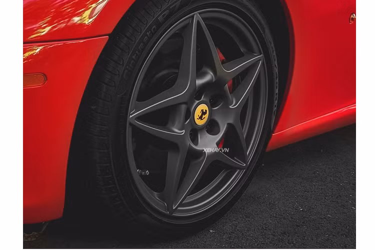 Sau nhiều năm, xe vẫn giữ nguyên tông màu đỏ tươi ở ngoại thất, nhưng đã được "đeo giày" mới so với thời điểm năm 2016. Bộ vành mới có thiết kế 5 chấu màu bạc sáng trong khi loại cũ là kiểu đa chấu kép sơn đen bóng.