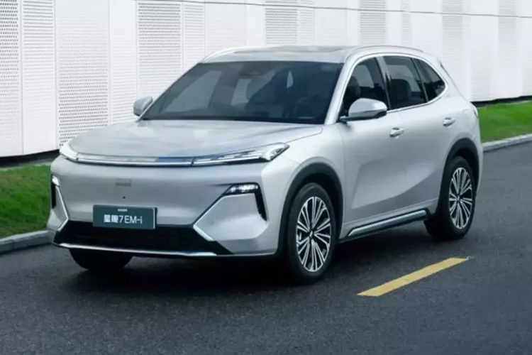Geely Galaxy Starship 7 EM-i được trang bị hệ thống siêu hybrid NordThor EM-i mới nhất của Geely, bao gồm động cơ hút khí tự nhiên 1,5L và một động cơ điện, kết hợp với E-DHT, sản sinh công suất 110 mã lực, mô-men xoắn cực đại 136 Nm, hiệu suất nhiệt 46,5%, động cơ điện cho ra 215 mã lực/262 Nm.