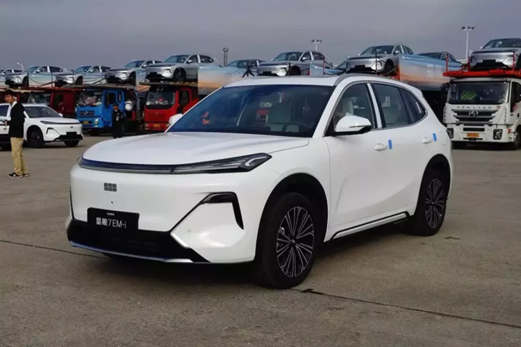 Vào ngày 6/12/2024 vừa qua, Geely Galaxy chính thức ra mắt mẫu SUV Starship 7, sau hơn 1 tháng cho giới truyền thông xem mắt trước, ở lần này, thông tin chi tiết về mẫu xe SUV sử dụng hệ truyền động plug-in hybrid có năm phiên bản, với mức giá xe Geely Galaxy Starship 7 PHEV 2025 từ 99.800 – 132.800 nhân dân tệ (13.700 – 18.300 USD), 325 triệu đồng và bản cao cấp nhất sẽ lên đến 433 triệu đồng.