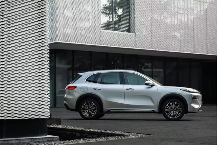 Hệ thống này cũng tích hợp ổ điện silicon carbide và hệ thống quản lý năng lượng thông minh AI, có thể dự đoán việc sử dụng xe dựa trên điều kiện đường sá, khu vực lái xe, độ cao và nhận dạng độ dốc, đồng thời giúp người dùng đưa ra quyết định sử dụng xe phù hợp nhất (xăng hoặc điện) bằng cách học thói quen lái xe.