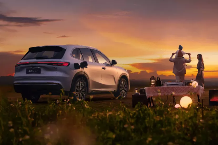 Hơn nữa, mức tiêu thụ nhiên liệu của CLTC là 3,75 lít/100km, thời gian tăng tốc từ 0 - 100 km/h là 7,5 giây, tốc độ tối đa là 180 km/h và thời gian sạc nhanh để sạc đầy pin từ 30% đến 80% là 20 phút.