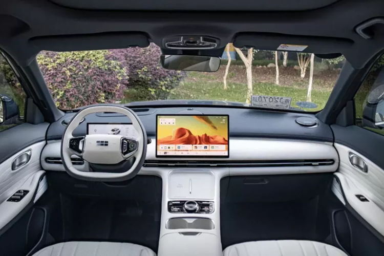 Ngoài ra, khả năng hỗ trợ lái xe nâng cao cấp độ 2 cũng được hỗ trợ, bao gồm hỗ trợ giữ làn đường khẩn cấp, kiểm soát hành trình thông minh và hỗ trợ tắc đường. Bố cục buồng lái hai màu đơn giản, được phủ bằng vật liệu mềm và da được khâu. Buồng lái được cung cấp năng lượng bởi hệ thống buồng lái thông minh Flyme Auto