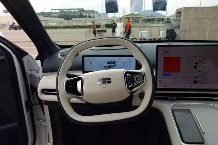 Ngoài ra còn có chế độ thông gió và sưởi ấm thông minh, tự động phát hiện xem ghế có người ngồi hay không và tự động điều chỉnh chế độ thông gió hoặc sưởi ấm. Các cấu hình khác bao gồm sạc không dây 50 W, hệ thống Flyme Sound 16 loa (bao gồm cả loa tựa đầu), chế độ canh gác, điều khiển từ xa APP, mở cửa không cần chìa khóa và chức năng xả V2L &amp; V2V.