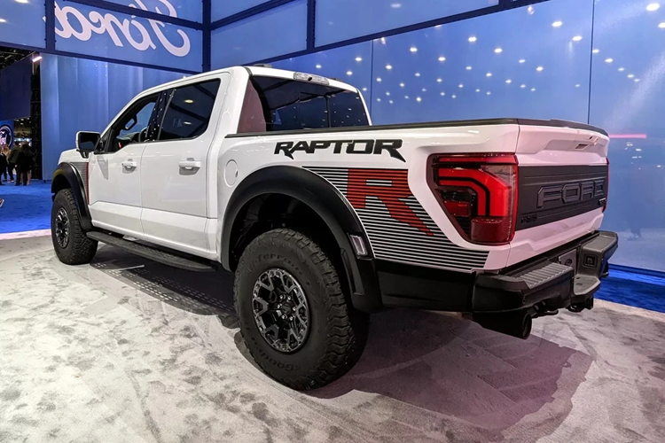 Với công suất 730 mã lực, Ford F-150 Raptor R đời 2024 đã trở thành mẫu bán tải nguyên bản sử dụng động cơ đốt trong mạnh nhất thế giới. Tuy nhiên, thông số này của xe còn kém so với mẫu bán tải thuần điện Rivian R1T Quad-Motor mạnh 835 mã lực.