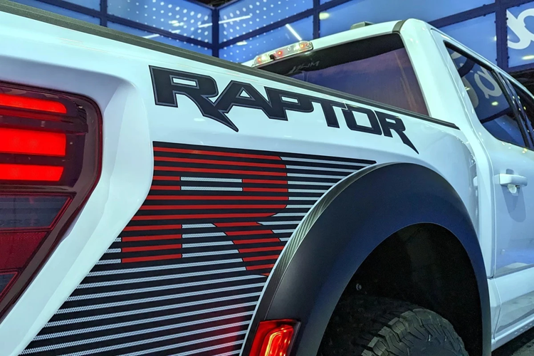 Ghế ngồi trên F-150 Raptor R được bọc da cao cấp và Alcantara, đi kèm nhiều họa tiết R màu đỏ tại tựa lưng và vô lăng. Về mặt vận hành, xe vẫn sử dụng hộp số 10 cấp tự động, hệ thống phân phối lực kép điện tử 4x4 2 cấp với khóa cơ học, vi sai điện tử tại cầu sau...