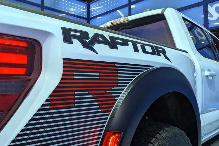 Ghế ngồi trên F-150 Raptor R được bọc da cao cấp và Alcantara, đi kèm nhiều họa tiết R màu đỏ tại tựa lưng và vô lăng. Về mặt vận hành, xe vẫn sử dụng hộp số 10 cấp tự động, hệ thống phân phối lực kép điện tử 4x4 2 cấp với khóa cơ học, vi sai điện tử tại cầu sau...