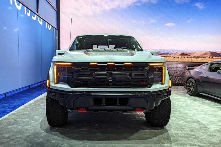 Sức mạnh của Ford F-150 Raptor R 2024 vượt xa mức 710 mã lực tại thời điểm ra mắt của mẫu xe này vào tháng 7/2022, đồng thời vượt qua đối thủ trong cùng phân khúc bán tải hiệu năng cao là Ram 1500 TXR, vốn mạnh 712 mã lực.