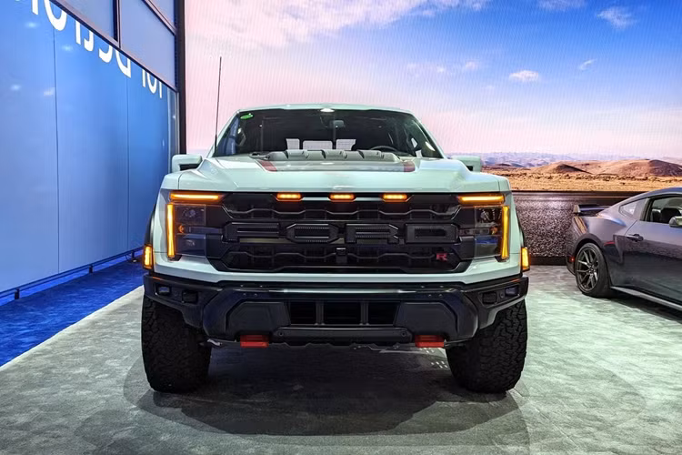 Sức mạnh của Ford F-150 Raptor R 2024 vượt xa mức 710 mã lực tại thời điểm ra mắt của mẫu xe này vào tháng 7/2022, đồng thời vượt qua đối thủ trong cùng phân khúc bán tải hiệu năng cao là Ram 1500 TXR, vốn mạnh 712 mã lực.