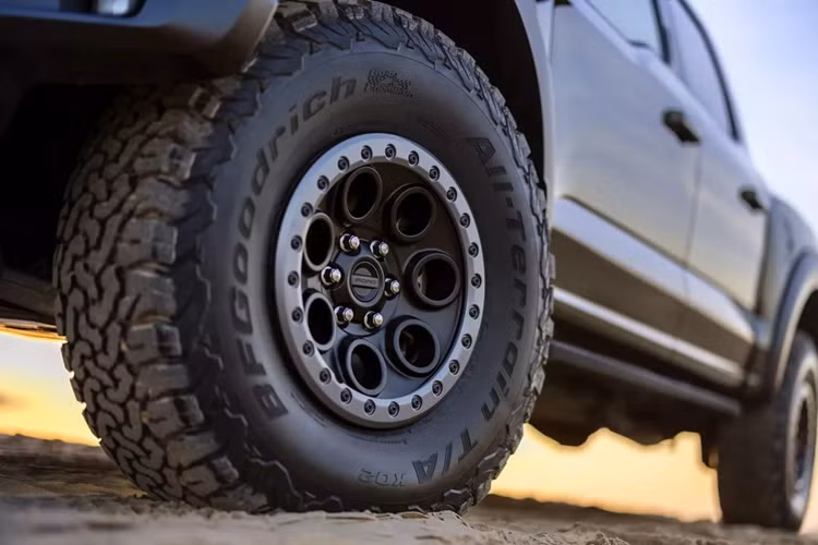 Ngoại thất của xe bán tải Ford F-150 Raptor R 2024 có sự điều chỉnh nhẹ tại cụm đèn pha và đèn hậu, lưới tản nhiệt... Khách hàng có thể nâng cấp tùy chọn đèn pha thông minh thích ứng với nhiều tính năng an toàn quen thuộc.