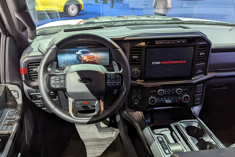 Xe được trang bị bộ lốp địa hình 37 inch cùng mâm Beadlock 17 x 8.5 sơn màu đen mờ Matte Black. Đi kèm là hệ thống phanh hiệu năng cao Nitro Tough và hệ thống treo FOX Dual Live Valve hoàn toàn mới.