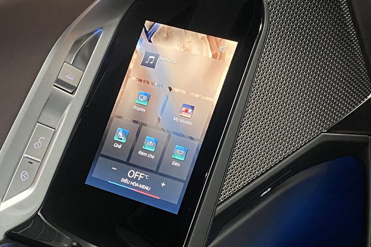 Tiếp đến là cần gạt số tại cụm điều khiển trung tâm đã được thay đổi thiết kế, nhỏ nhắn hơn trước. Chi tiết đáng chú ý nhất tại vị trí này là thanh điều khiển cảm ứng - Interaction Bar, được đặt giữa táp lô và cụm điều khiển trung tâm nơi đặt hàng loạt nút bấm điều khiển ảo cũng như hệ thống đèn nền nội thất.