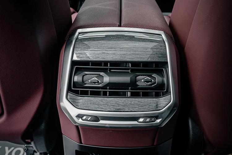 Về trang bị an toàn, xe sở hữu hàng loạt tính năng hỗ trợ lái như: cảnh báo lệch làn đường, đánh lái tự động, phanh tự động, đánh lái bánh sau, cảnh báo va chạm phía trước…