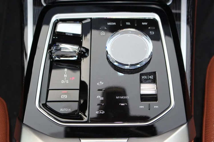 BMW 735i M Sport được trang bị màn hình cong khổ lớn là sự kết hợp của cụm đồng hồ kỹ thuật số 12,3 inch với màn hình cảm ứng trung tâm 14,9 inch chạy hệ điều hành iDrive8 mới nhất cho hệ thống thông tin giải trí, đồng thời hỗ trợ kết nối 5G cho phép người dùng theo dõi các ứng dụng truyền tải dữ liệu theo thời gian thực như YouTube.