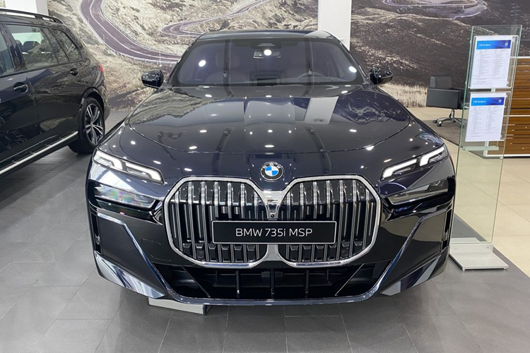 Hiện chưa rõ diễn viên Thu Trang đã phải chi bao nhiêu tiền để tậu BMW 735i M Sport tặng chồng. Mặc dù đây là món quà diễn viên Thu Trang tặng chồng, nhưng theo chia sẻ của nam diễn viên: “Mang tiếng mình được tặng xe nhưng giấy tờ xe đều do vợ ký, màu xe do vợ chọn. Mình được chọn mỗi cái màu nội thất.”