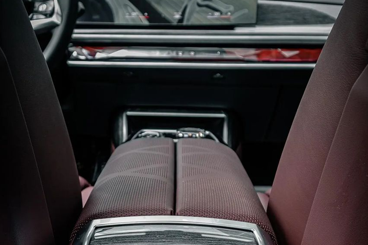 BMW 735i M Sport sở hữu khoang nội thất rộng rãi, thoải mái và giàu công nghệ. Xe của diễn viên Tiến Luật có nội thất mang tông màu đỏ sang trọng.