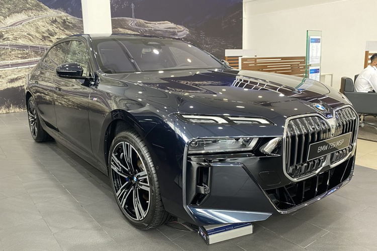 So với thế hệ cũ, BMW 735i được làm mới gần như toàn bộ để trở nên sang chảnh, tiện nghi, mạnh mẽ và an toàn hơn. Xe sở hữu kích thước dài x rộng x cao lần lượt là 5.391 x 1.590 x 1.544 (mm), đều gia tăng đáng kể so với thông số của mô hình tiền nhiệm. Trục cơ sở đạt 3.215 mm, lớn hơn đối thủ S-Class.
