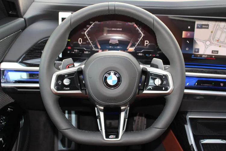 Khu vực đầu xe vẫn là lưới tản nhiệt tạo hình quả thận đôi cỡ lớn quen thuộc, xung quanh xuất hiện đèn viền "Iconic Glow". Phiên bản M Sport được trang bị mâm kích thước 21 inch, trong khi ốp hông, tay nắm cửa...đều được sơn đen bóng.